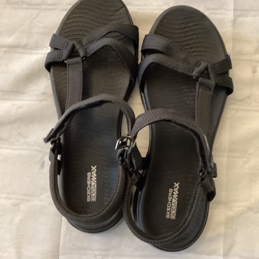 SKETCHERS GOGA MAX SANDALS ( Size: 10) PREOWNED